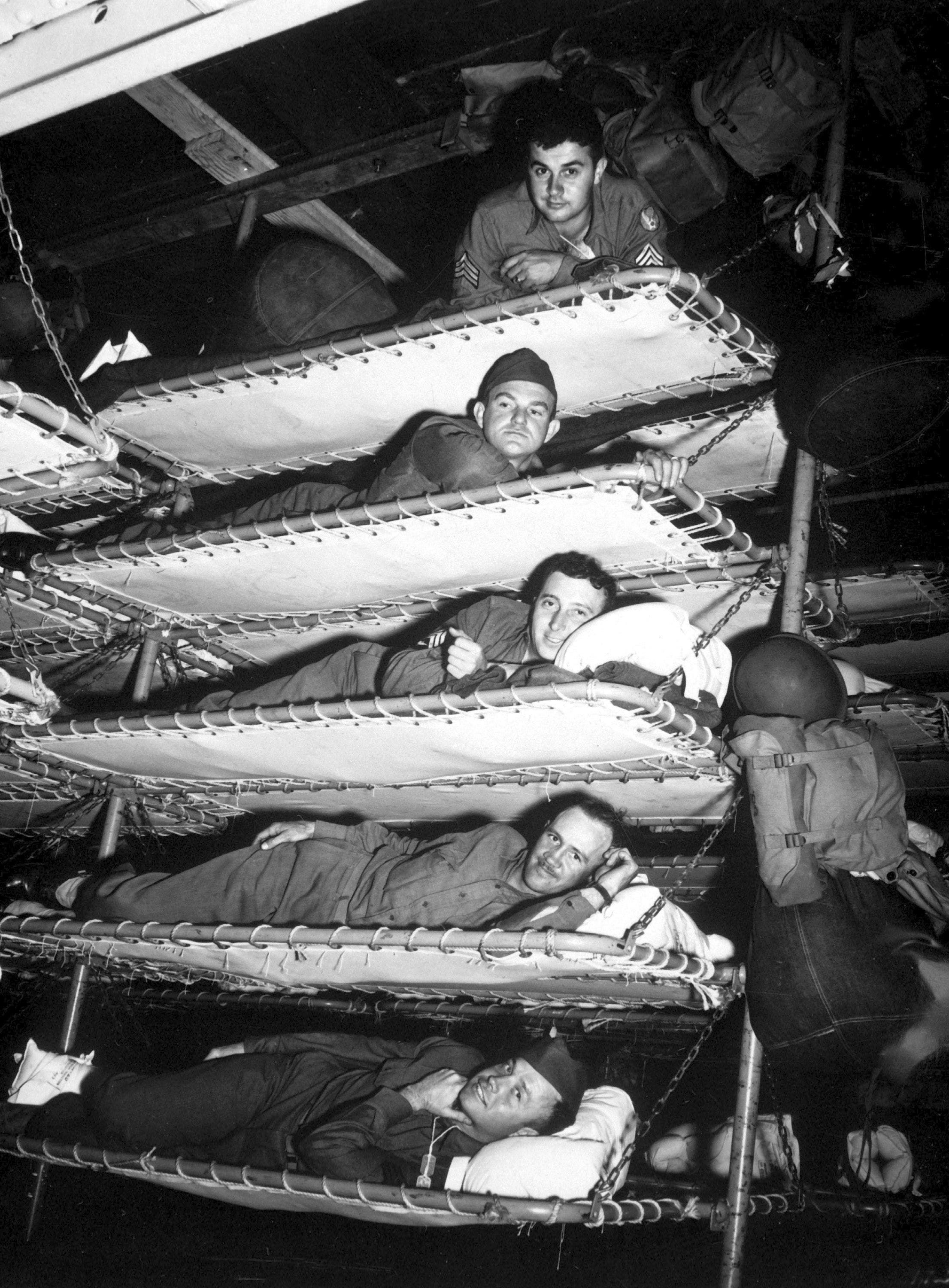 صورة لجانب من أماكن النوم المخصصة للجنود أثناء عودتهم للوطن