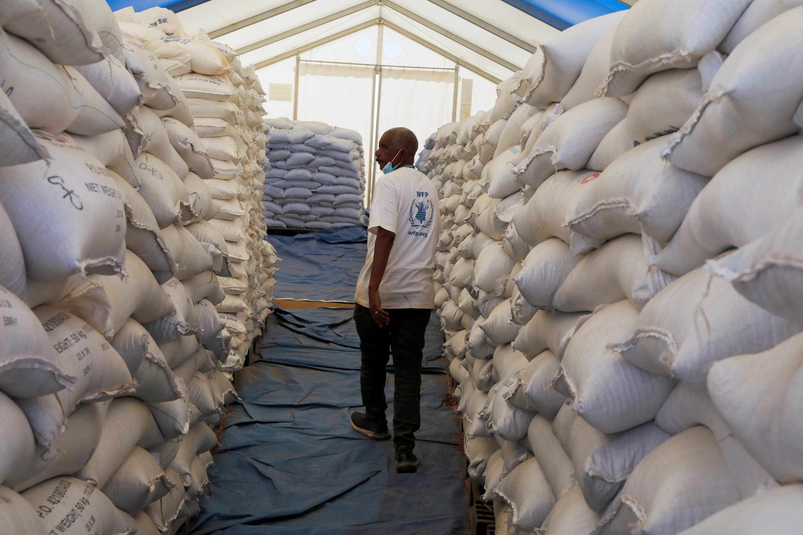 مستودع لبرنامج الغذاء العالمي في السودان على الحدود مع اثويبيا