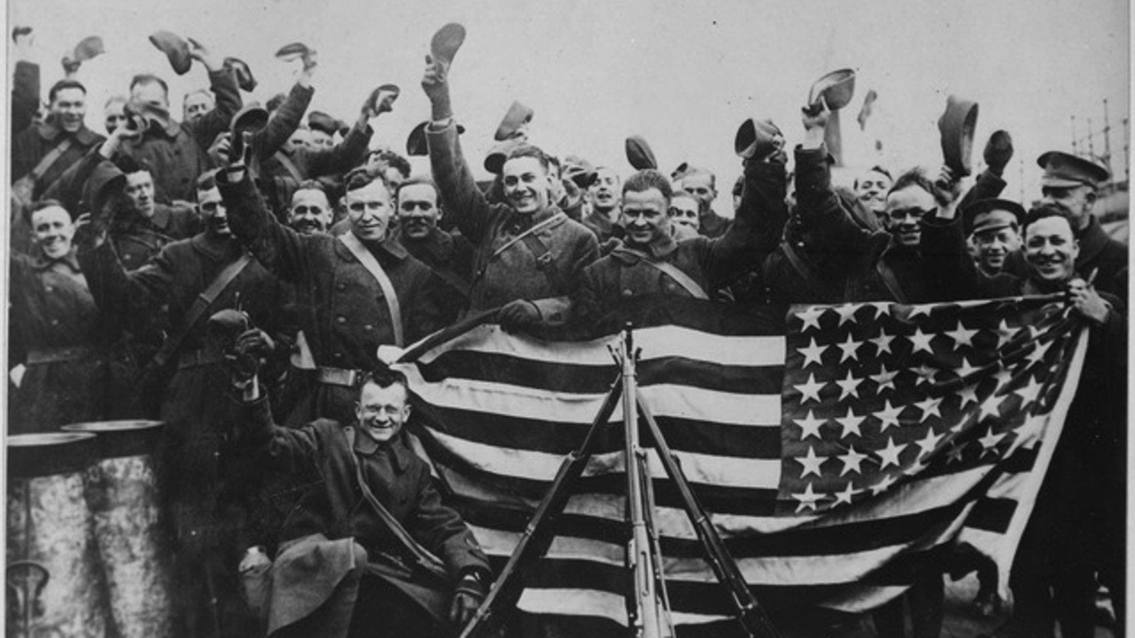 جنود أميركيون أثناء احتفالهم بنهاية الحرب العالمية الأولى