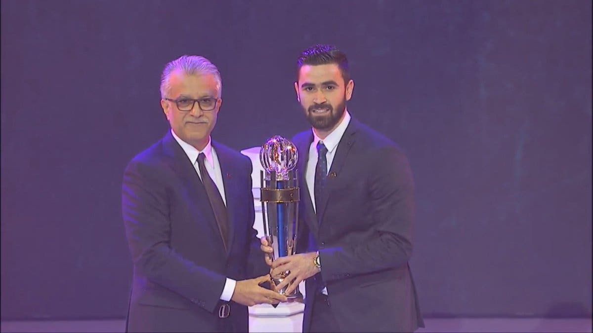 عمر خربين مع جائزة أفضل لاعب في آسيا 2017