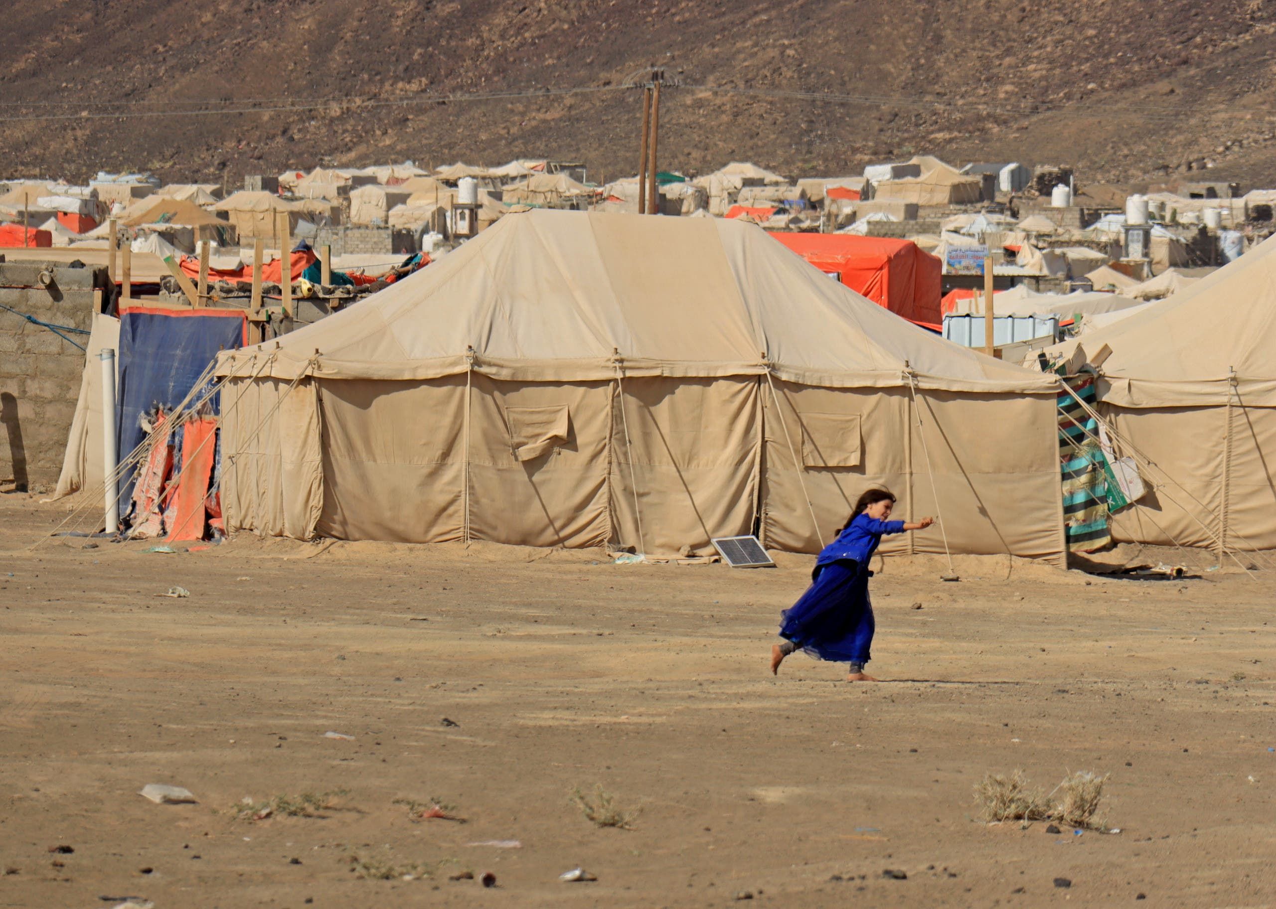 طفلة تلعب في مخيم للنازحين في مأرب (أرشيفية)