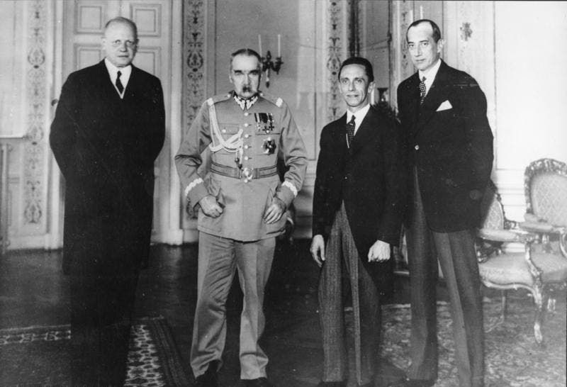 صورة لوفد ألماني بقيادة وزير الدعاية غوبلز رفقة مسؤولين بولنديين سنة 1934