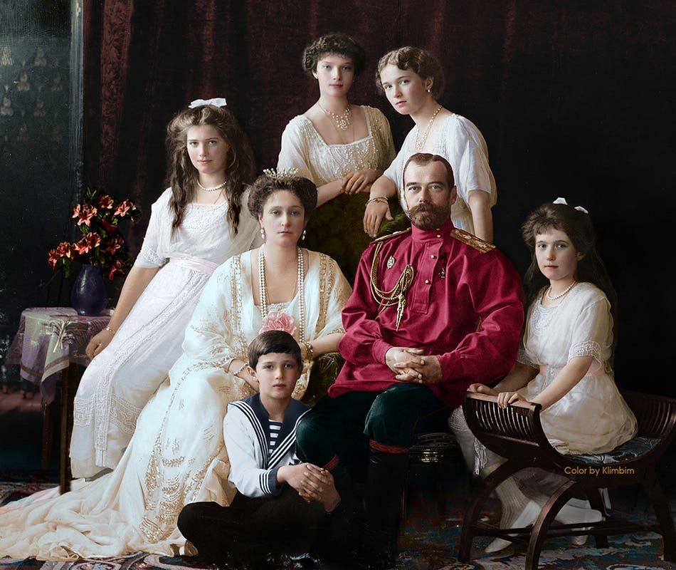 صورة ملونة اعتمادا على التقنيات الحديثة للقيصر نيقولا الثاني رفقة أفراد عائلته