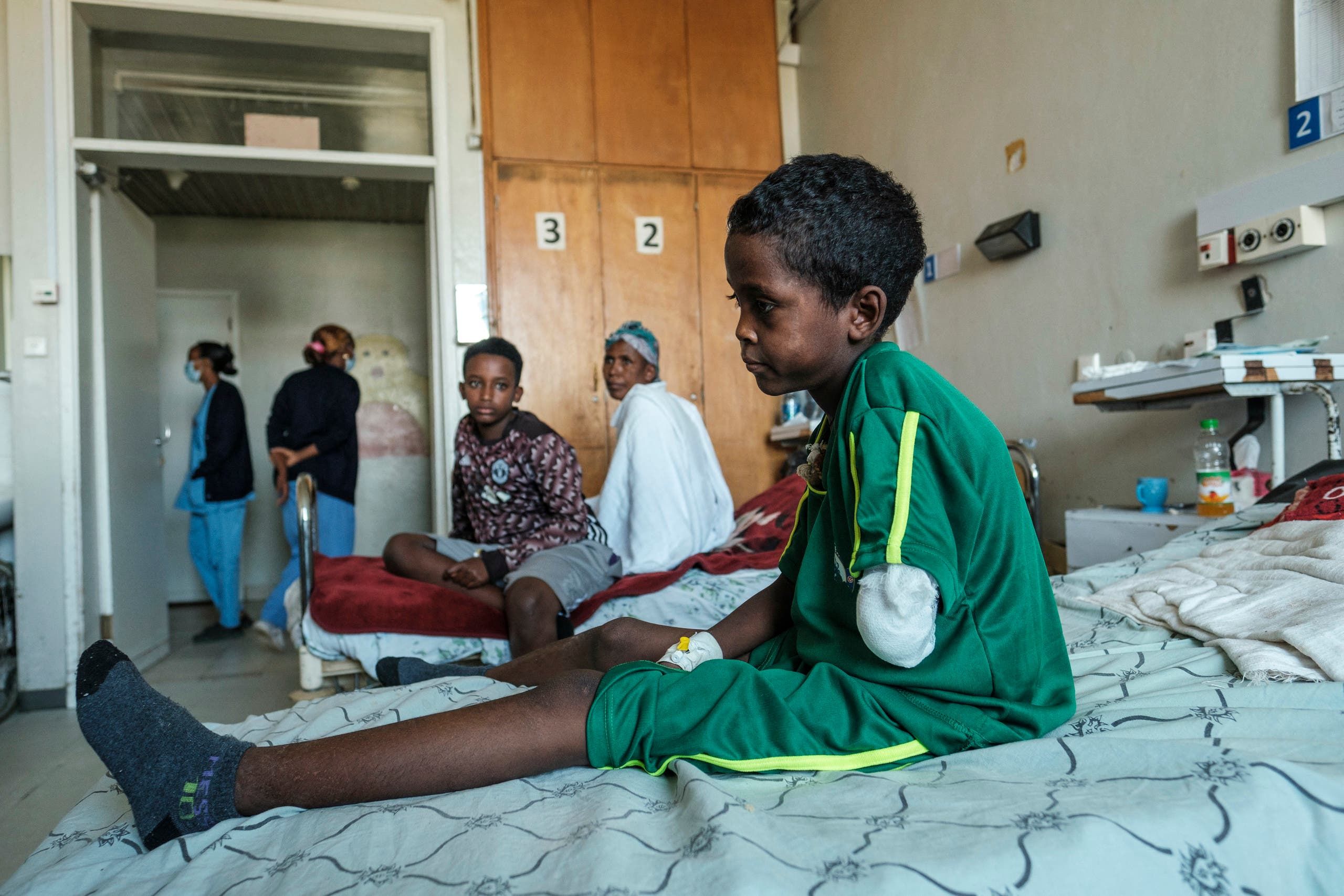 طفل مصاب جراء القتال في تيغراي يعالج في مستشفى مدينة ميكيلي في الإقليم