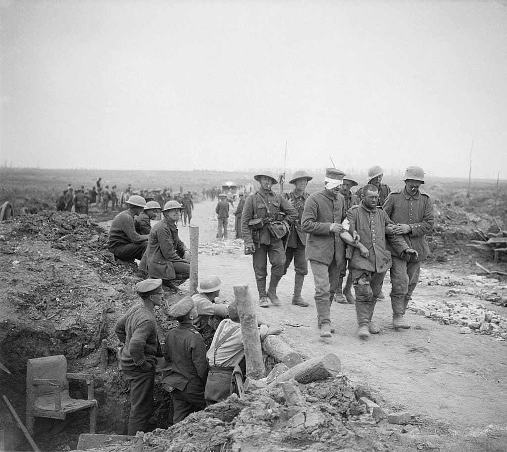 جانب من الجنود البريطانيين رفقة أسير ألماني في خضم معركة السوم