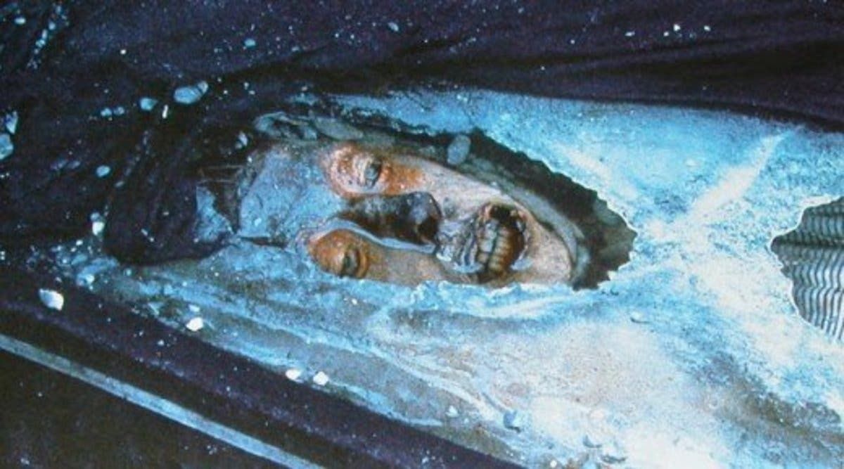 صورة لجثة جون تورينغتون المحنطة بفضل الجليد عند فتح القبر