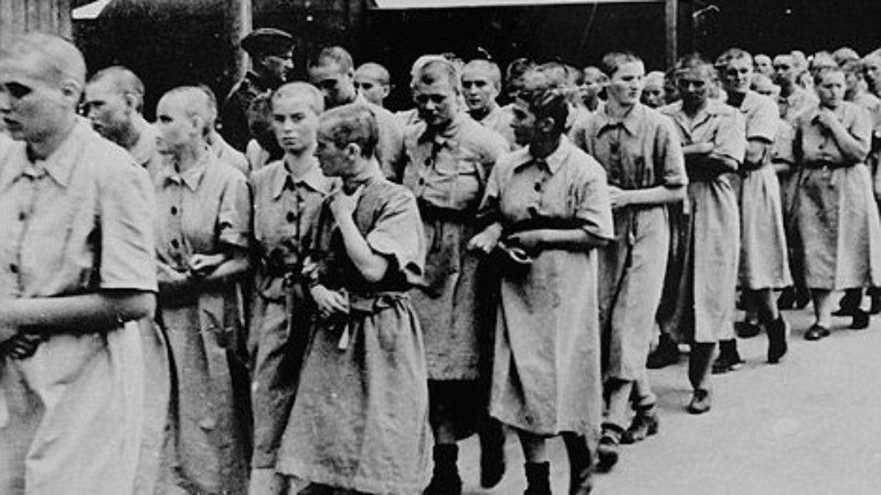 صورة لعدد من النساء في معسكر أوشفيتز