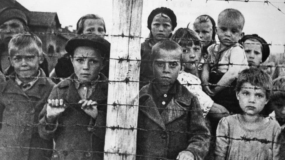 صورة لعدد من الأطفال بمعسكرات الإعتقال النازية