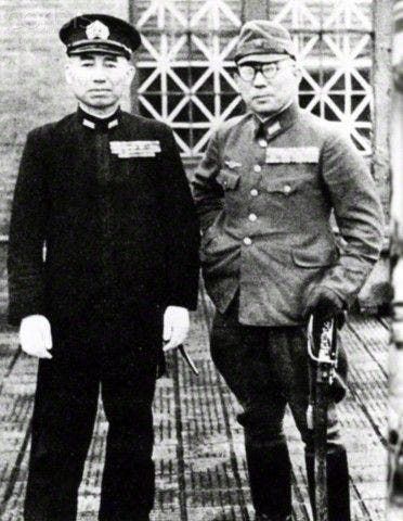 تاكيجيرو أونيشي مع أحد زملائه