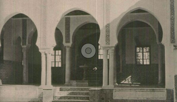 مدخل جامع المنصورة الواقع في ضاحية تلمسان، وقد غلب عليه طابع البناء الإسلامي