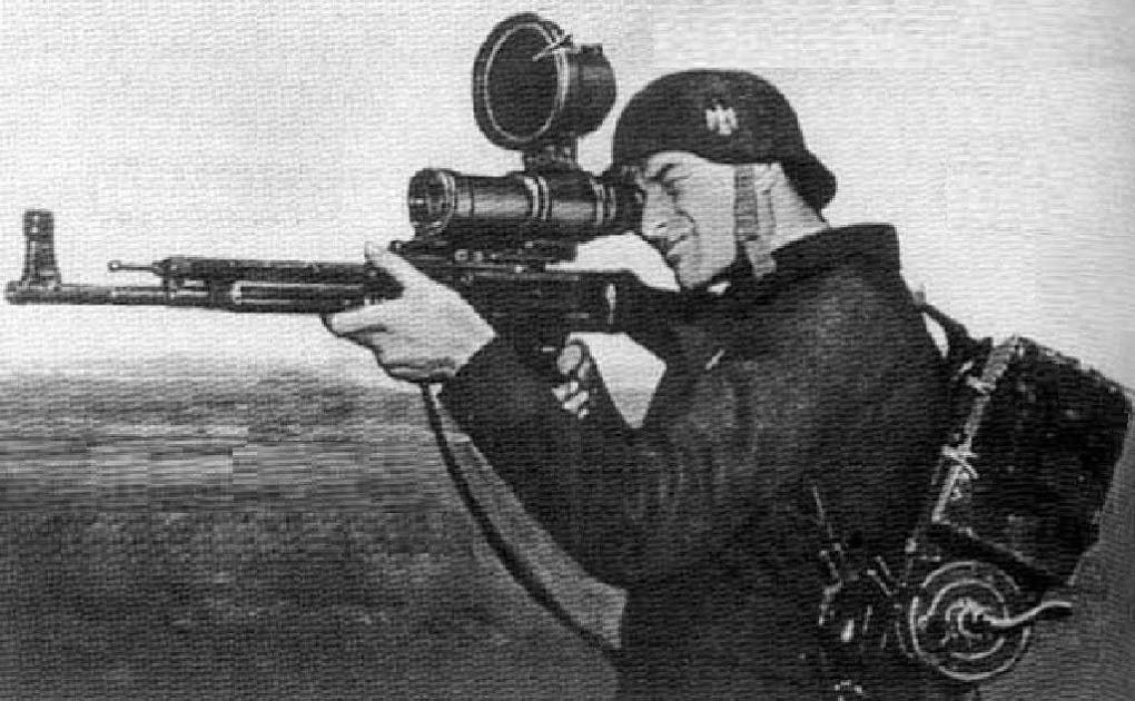 جندي ألماني يحمل بندقية ثبت عليها جهاز الهدف 1229