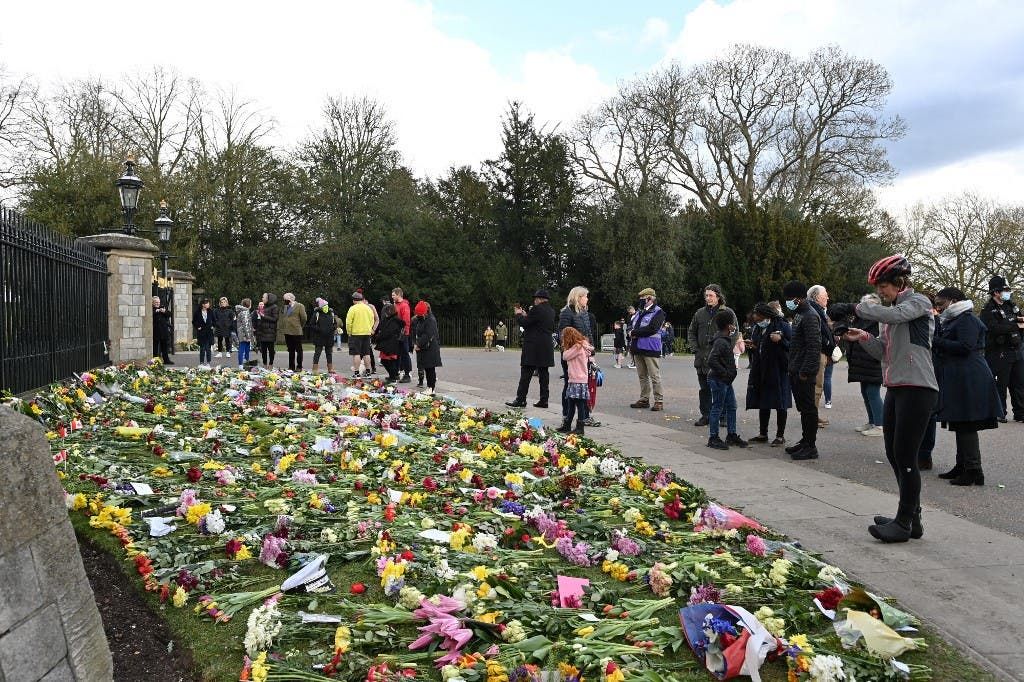 بريطانيون يضعون الزهور خارج قصر باكنغهام بعد وفاة الأمير فيليب - فرانس برس