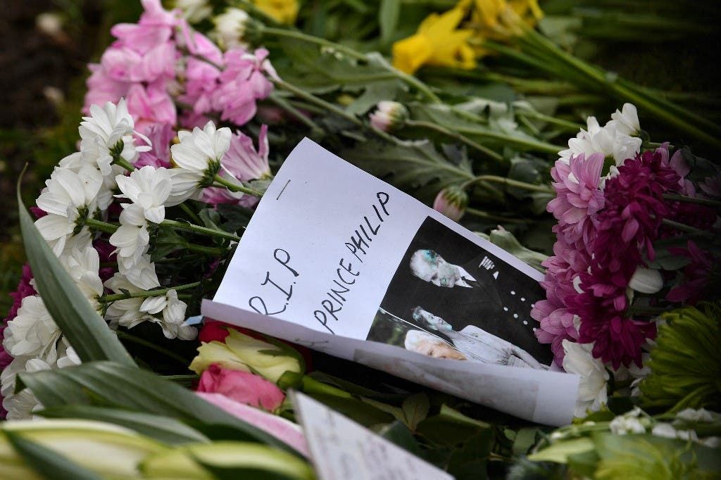 بريطانيون يضعون الزهور خارج قصر باكنغهام بعد وفاة الأمير فيليب - فرانس برس