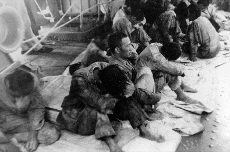 صورة لأسرى يابانيين خلال معركة ميدواي