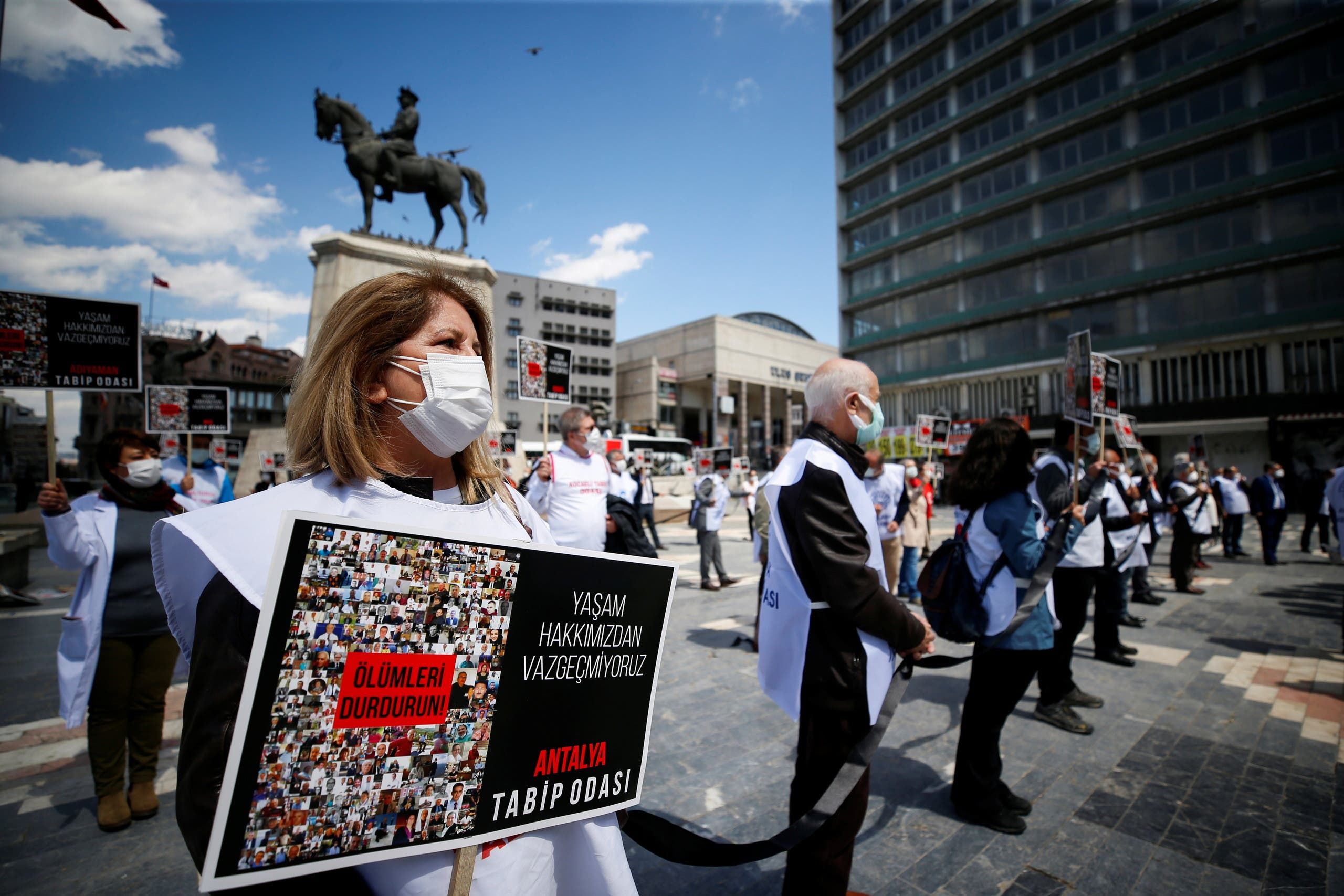 عمال صحيون يتظاهرون في أنقرة ضد إجراءات الحكومة التي تسببت بارتفاع حالات كورونا