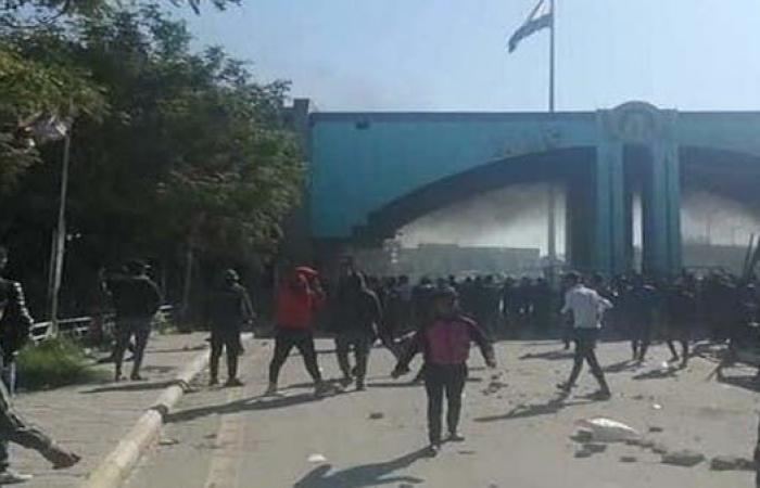 اشتباكات بين المتظاهرين وقوات الأمن في وسط العراق