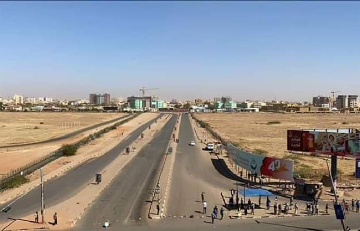 السودان.. تمرد مسلح بمقر استخباراتي وإغلاق المجال الجوي