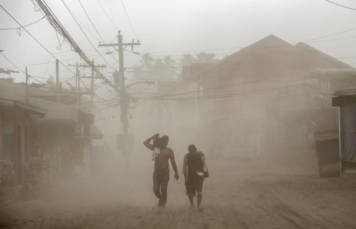 الفلبين.. ثوران بركان "تال" يصيب العاصمة مانيلا بالشلل