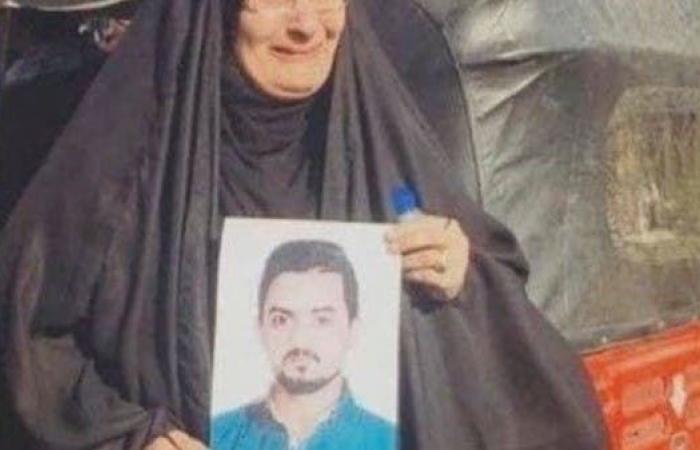 شاهد.. صورة مؤثرة لأم عراقية تبحث عن ابنها