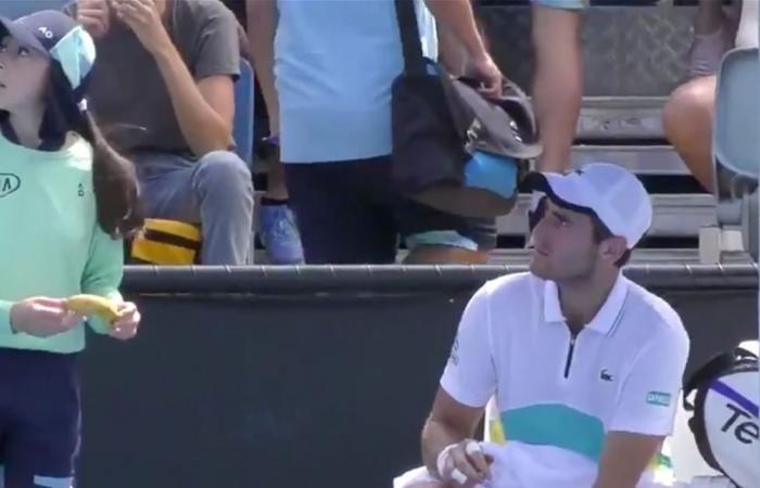 طلب 'غريب' من لاعب تنس لفتاة جمع الكرات! (فيديو)
