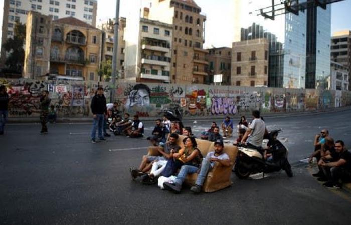 بعد وفاة ناشط.. متظاهرون يقطعون جسر الرينغ في بيروت