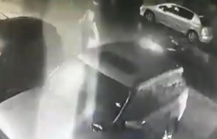 حادث سير مروّع في الجناح.. دراجة نارية صدمت أحد المارة (فيديو)