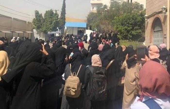 شاهد.. جامعيات بصنعاء يتظاهرن احتجاجا على انتهاكات الحوثي