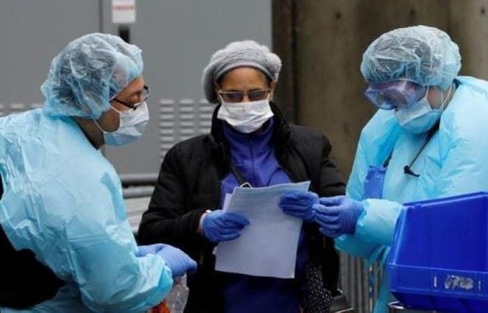 أطباء نيويورك يواجهون كورونا بأكياس القمامة ومعاطف المطر