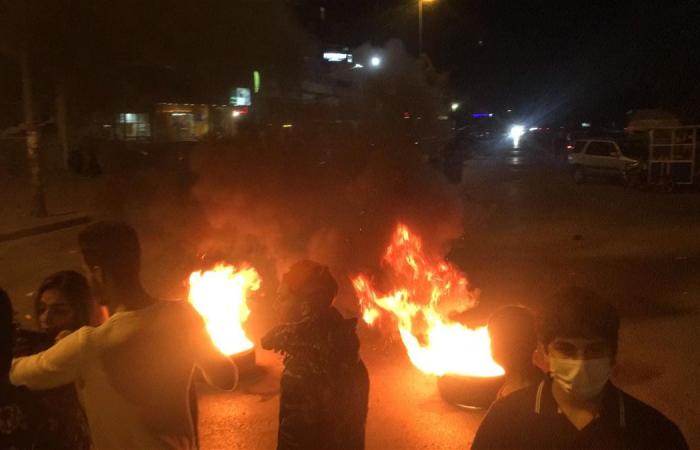محتجون يقطعون الطريق في ساحة النور - طرابلس (صور)