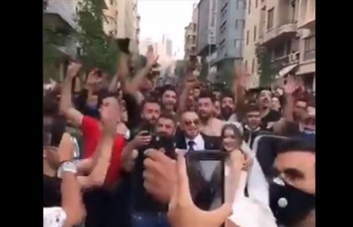 زفاف في زمن التظاهرات... وزفة من نوع آخر (فيديو)
