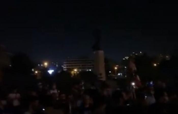 حشود كبيرة من المتظاهرين تعتصم في ساحة رياض الصلح (فيديو)