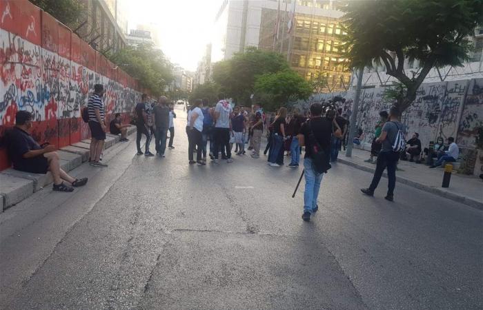 محتجون يقطعون الطريق أمام مصرف لبنان - الحمرا