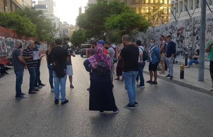 محتجون يقطعون الطريق أمام مصرف لبنان - الحمرا