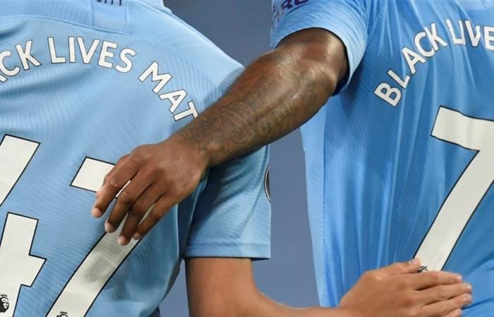 'حياة السود مهمة'.. لفتة مؤثرة من لاعبي 'مانشستر' ضد العنصرية مع إعتذار