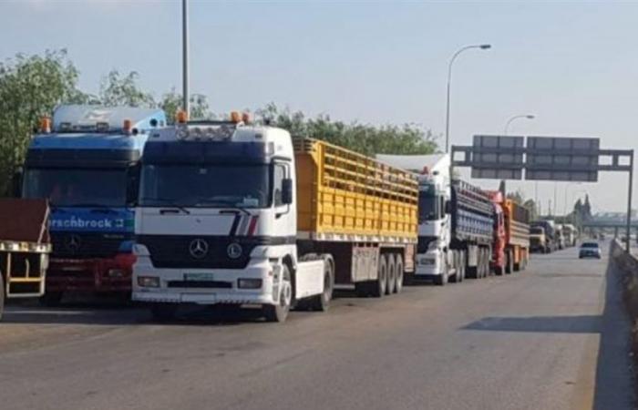 وقفة احتجاجية لأصحاب الشاحنات ومؤسسات البناء وآليات نقل الاسمنت على اوتوستراد شكا