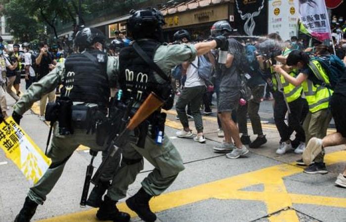 الصين تدشن قانون هونغ كونغ.. أول اعتقال لحامل علم