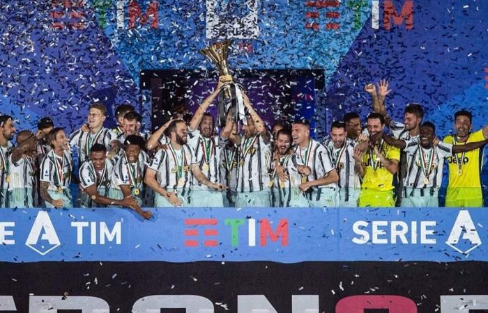 بخسارة أمام 'روما'.. نجوم 'يوفنتوس' يحتفلون بلقب الدوري الإيطالي (فيديو)