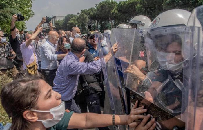 صحيفة إسبانية: اعتقالات وطرد عسكريين يزيد من تسلط أردوغان
