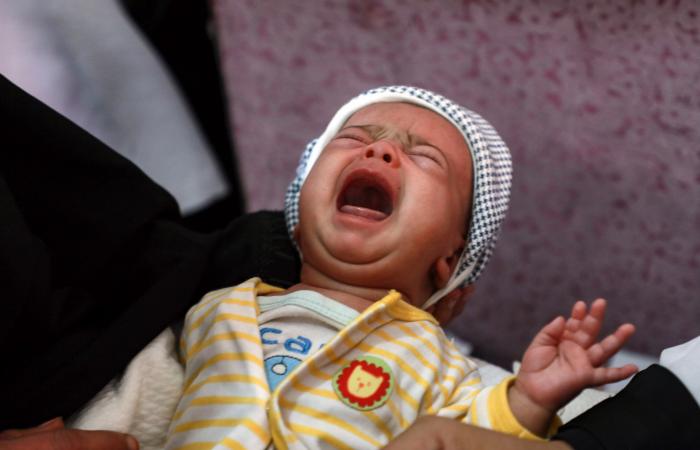 "شلل الأطفال" يهدد اليمن.. مسؤول حكومي يحذر