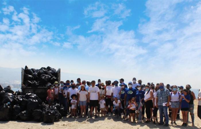 موظّفو وعمّال أي بي تي ينظّفون شاطئ عمشيت في 'يوم النظافة العالمي'