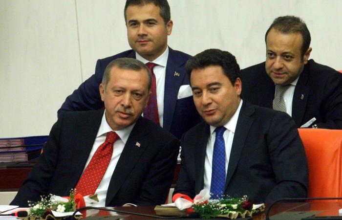 باباجان: حكومة أردوغان تجر تركيا إلى المكان الخاطئ