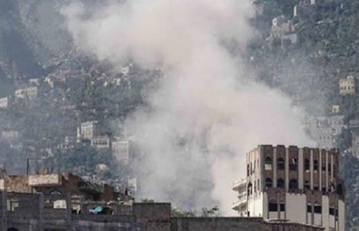 مقتل مدني وإصابة آخرين بقصف حوثي على أحياء سكنية بتعز