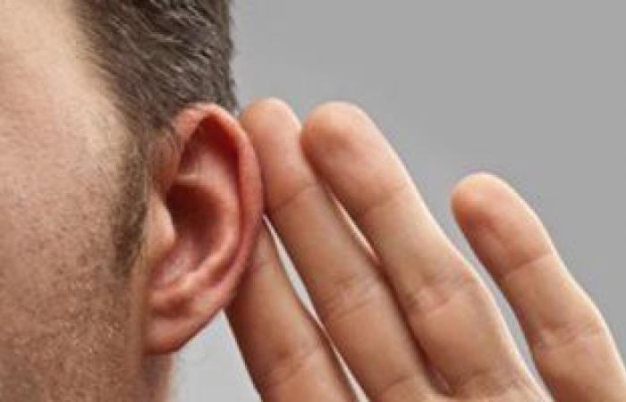 رجل يفقد السمع بأذنه اليسرى بسبب كورونا .. أول حالة من نوعها فى بريطانيا