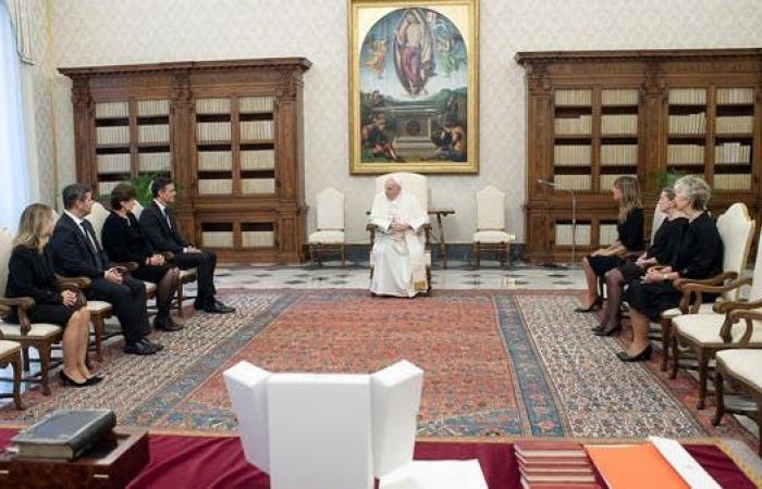 الجميع بلا كمامات.. جدل بعد لقاء البابا برئيس وزراء إسبانيا
