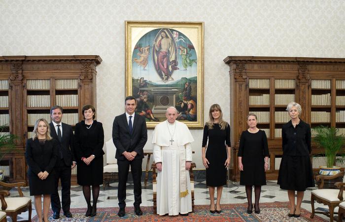 الجميع بلا كمامات.. جدل بعد لقاء البابا برئيس وزراء إسبانيا