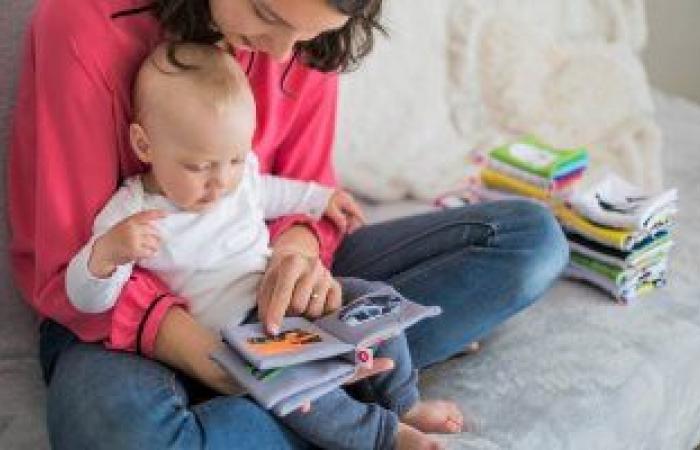 فوائد القراءة للأطفال الرضع عديدة منها نمو مهارات اللغة