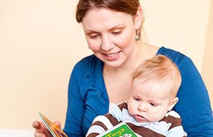 فوائد القراءة للأطفال الرضع عديدة منها نمو مهارات اللغة
