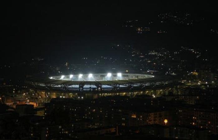عمدة نابولي يدعو إلى إطلاق اسم مارادونا على ملعب "سان باولو"