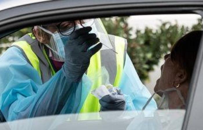 بريطانيا تجرى اختبار كورونا مرتين أسبوعياً للعمال لمواجهة نقل العدوى
