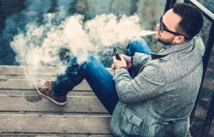 مستخدمو السجائر الإلكترونية عرضة ثلاثة أضعاف لإدمان التدخين التقليدى